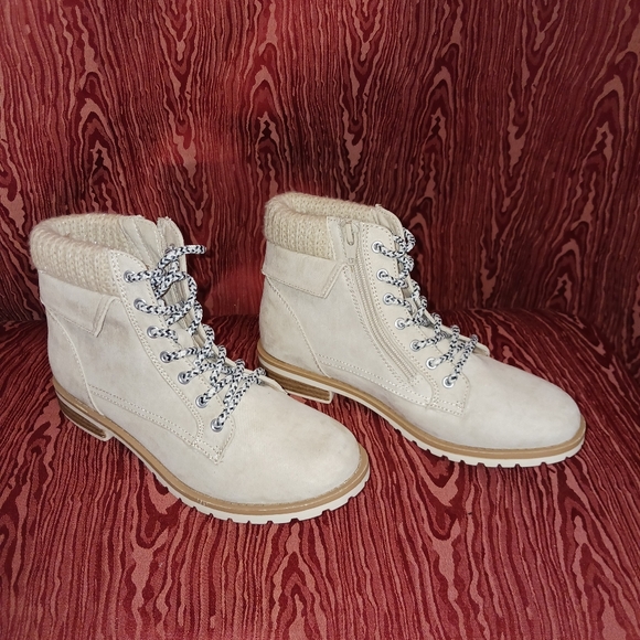 Crown Vintage Other - CROWN VINTAGE Cream Lace Up Ankle Boots Girls Size 4
